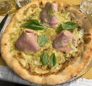 mama eat pistachio pizza